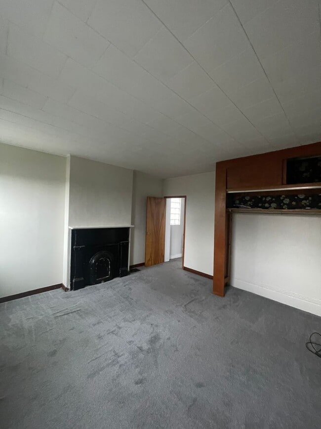 Building Photo - Available July 1st! 3 Bed 1.5 Single Famil...