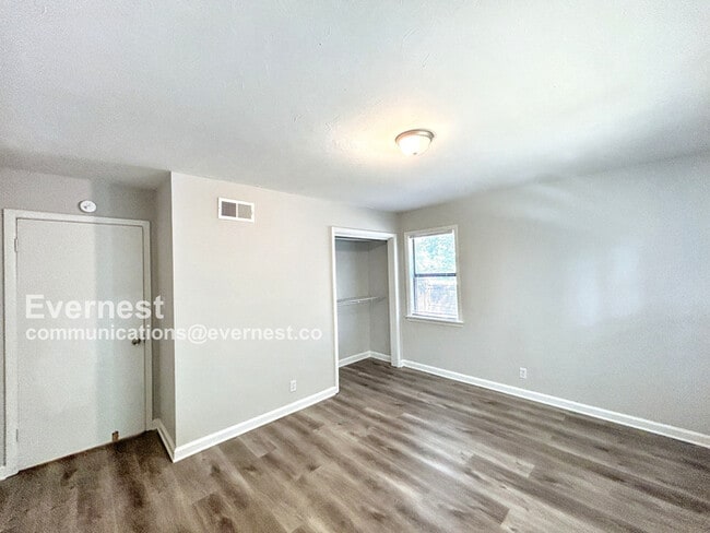 Building Photo - 1202 Town and Country Dr