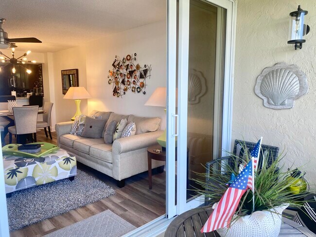 Building Photo - 18 Royal Palm Way