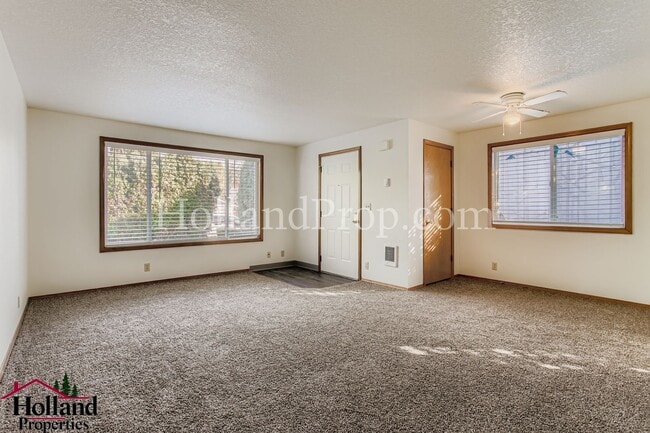 Building Photo - Charming Duplex Just Minutes from Downtown...