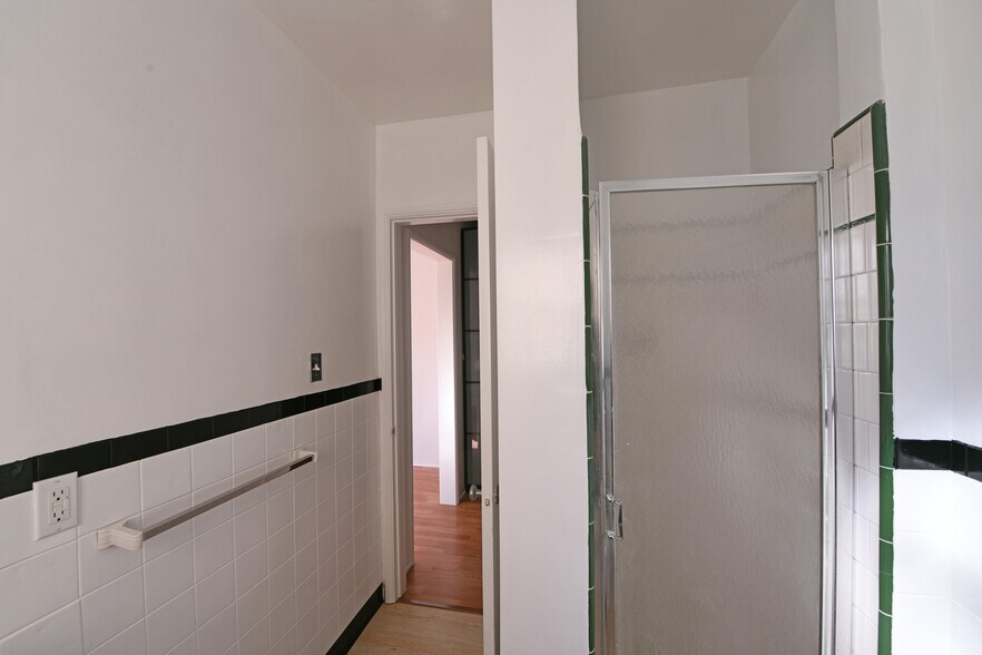 Building Photo - 913 Le Doux Rd