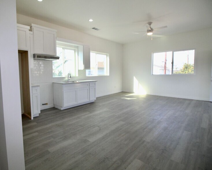 Primary Photo - 4245-4244 S Olive St