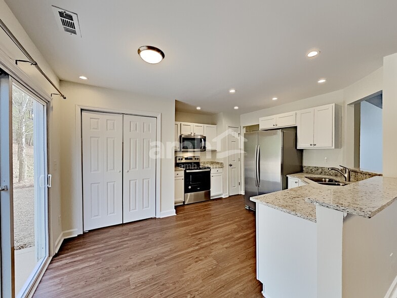 Building Photo - 900 Crowders Woods Dr