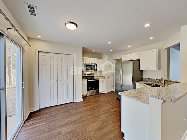 Building Photo - 900 Crowders Woods Dr