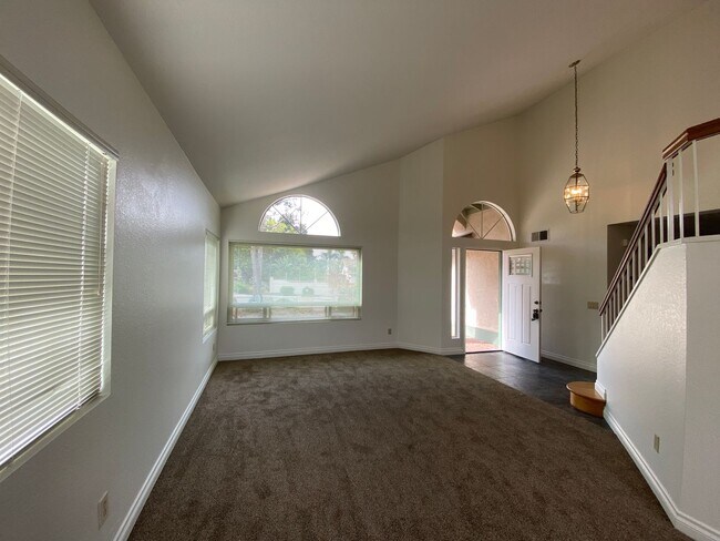 Building Photo - Gorgeous 4 Bedroom, 3 bathroom Home with private Pool!