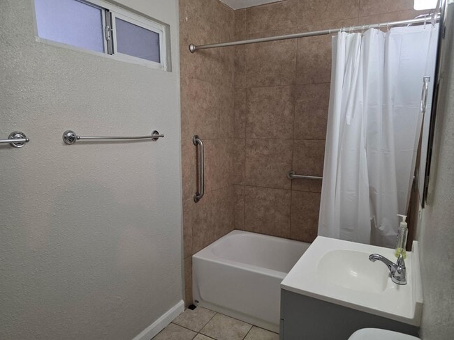 Building Photo - 1320 W Sahuaro Dr