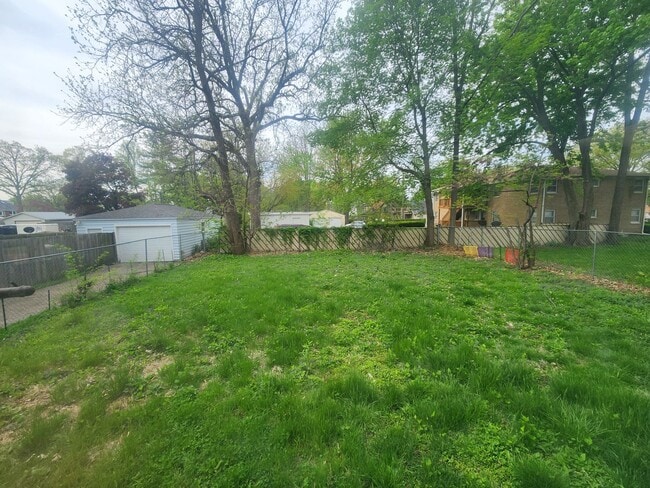 Building Photo - 2 Bedroom House in Rock Island