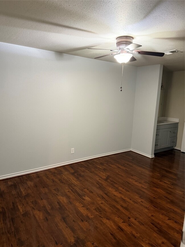 Building Photo - 732 Memorial Mews St