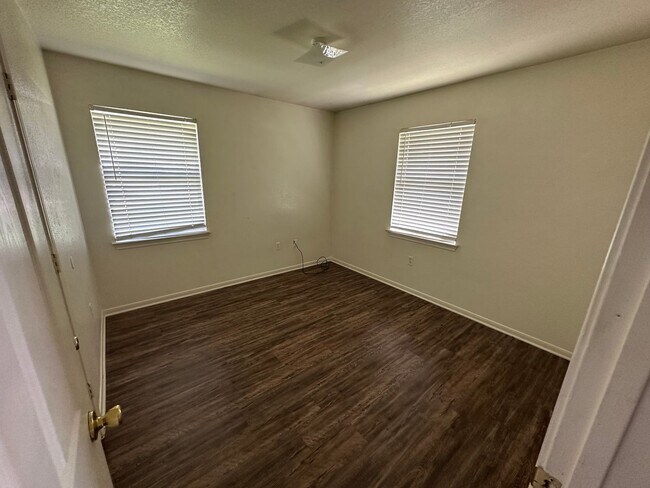 Building Photo - 204 W Avenue F