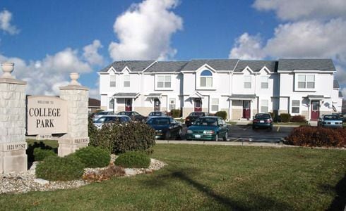 Primary Photo - 1121 W Hillcrest Dr