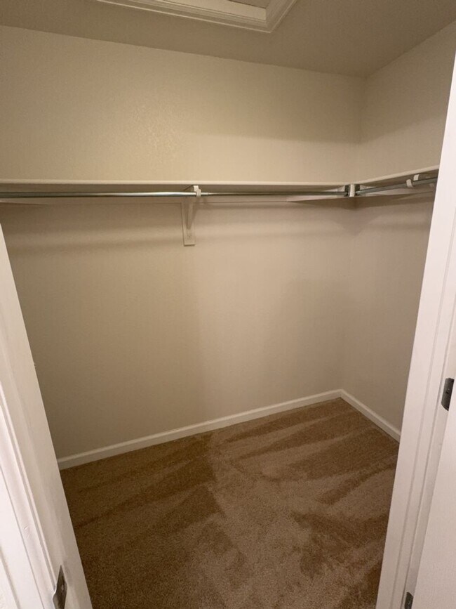 Building Photo - Spacious 2 Bed, 2 Bath Condo