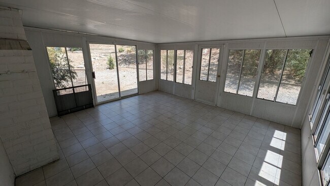 Building Photo - Single Level home near UCR available for Rent