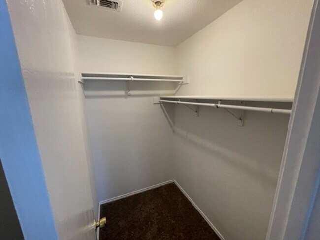 Building Photo - Spacious 3 Bedroom 2 Bath