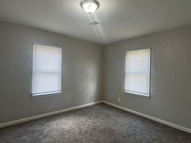 Building Photo - 824 NW 34th- AVAILABLE NOW!