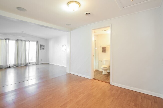 Building Photo - Charming 2 Bed/2 Bath Home in Greensboro, ...