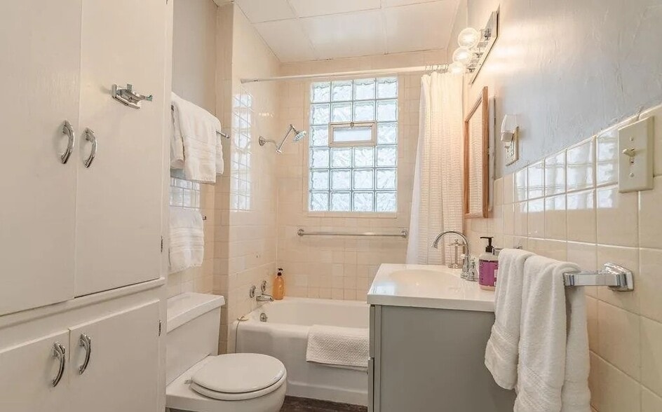 Bathroom - 162 N 9th St