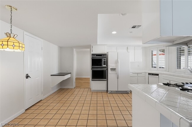 Building Photo - 3321 Basque St