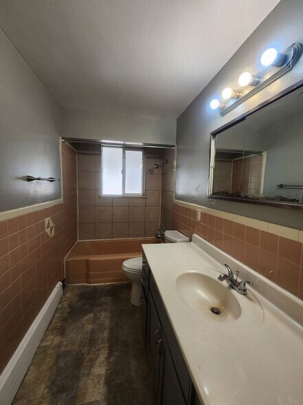 Building Photo - 1753 Clinton St