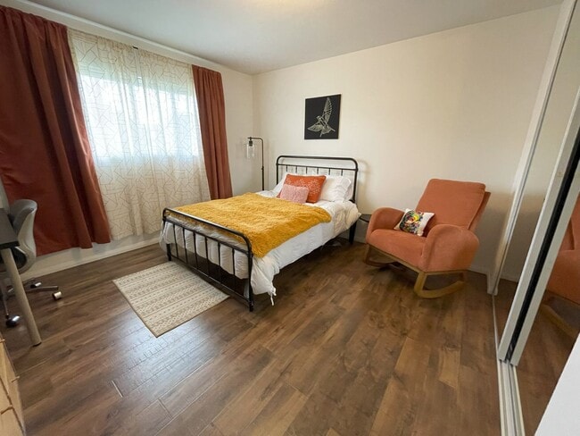 Building Photo - Beautiful single story 3 bedroom w/2 parki...