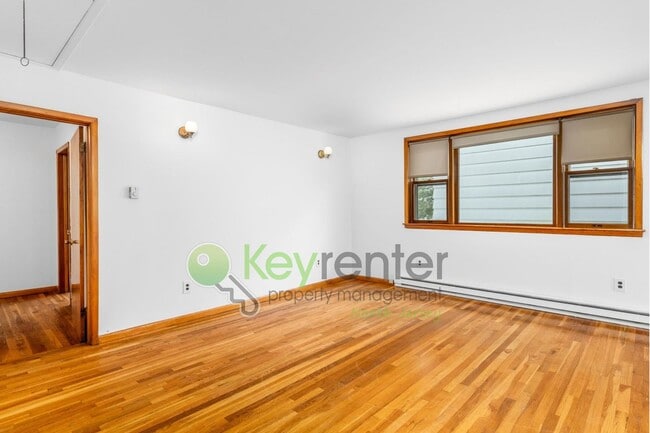 Building Photo - 1-Bed Apartment with Hardwood Floors, In-U...