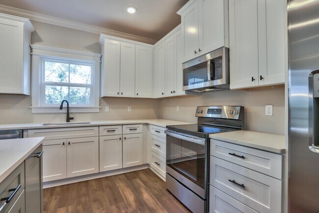 Building Photo - 43 Sarlan Garden Dr