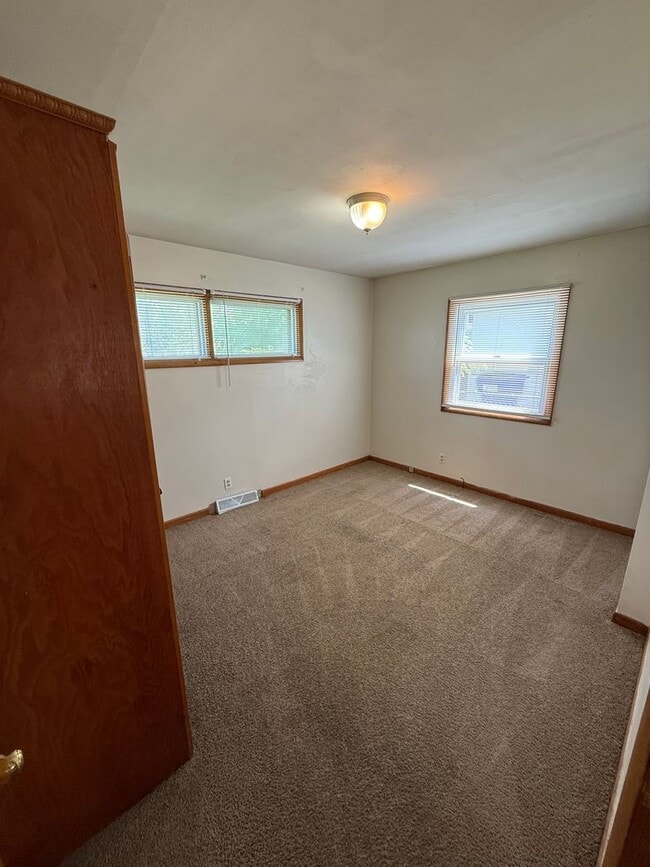 Building Photo - 3 Bedroom Single family with fenced in yard