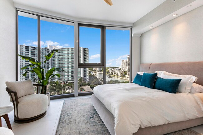 Building Photo - 15701 Collins Ave