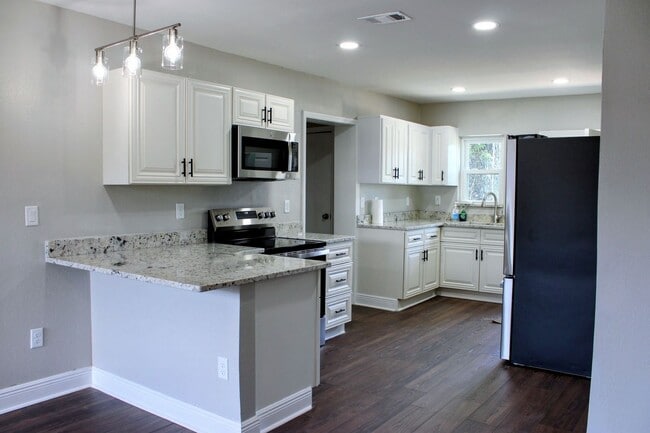 Building Photo - Stylish 3-Bedroom Bungalow Near Downtown Tampa - AVAILABLE ON JULY 5TH