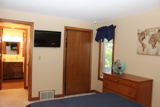 Building Photo - **WINTER RENTAL** Townhouse in a Gated Com...