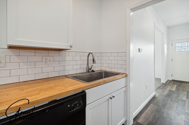 Building Photo - $1,450 - 3 Bed / 1 Bath Newly Renovated Ho...