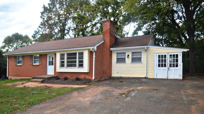 Building Photo - 3 BR Home in Madison Heights Available Imm...