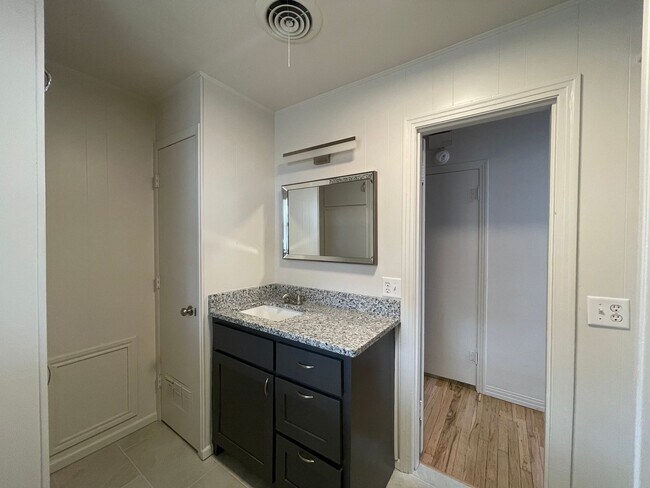 Building Photo - 1112 N 9th St