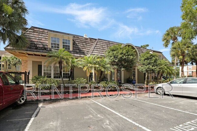 Building Photo - 4022 Versailles Dr