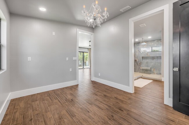 Building Photo - 1707 N Peninsula Ave