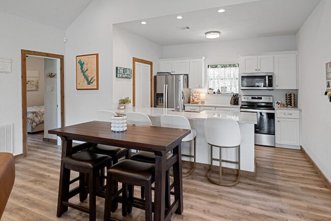 Building Photo - 120 Excalibur Cir