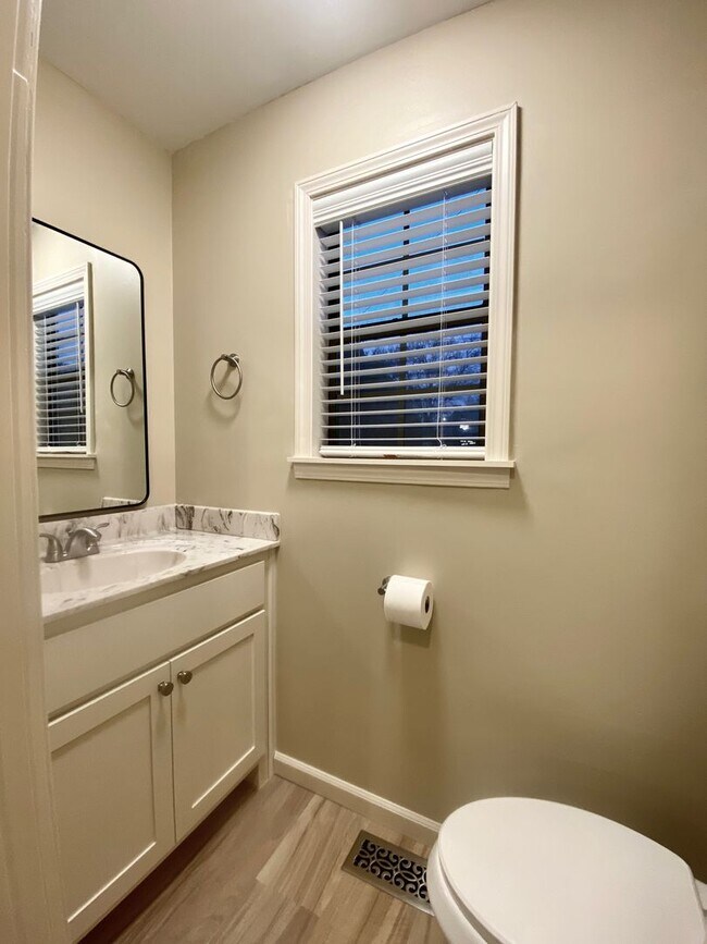 Building Photo - 701-703 Tracewood