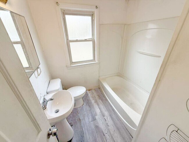 Building Photo - 3 BED 1 BATH BEAUTIFUL SINGLE FAMILY HOME