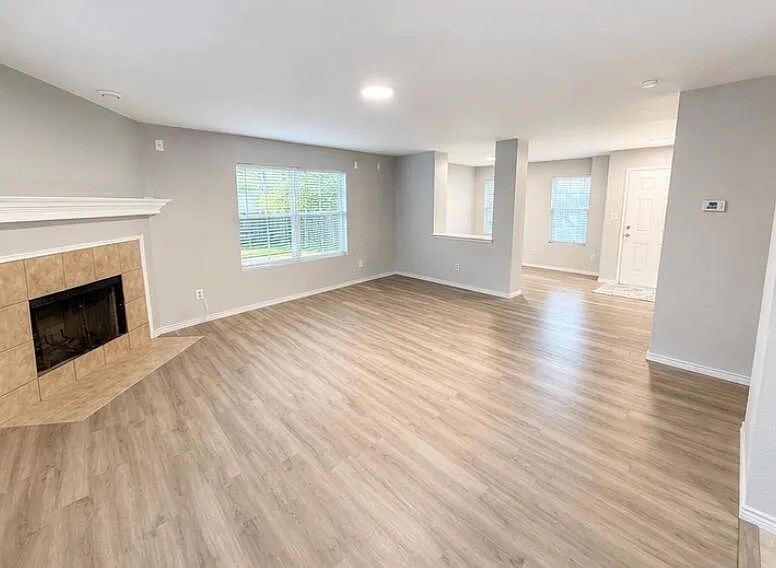 Building Photo - Room in House on Shallow Creek Dr