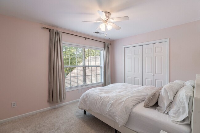Building Photo - Gorgeous 4 Bedroom Home with Spacious Layo...