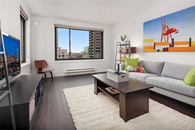 Building Photo - $250 off first month's rent!!!! Highly des...