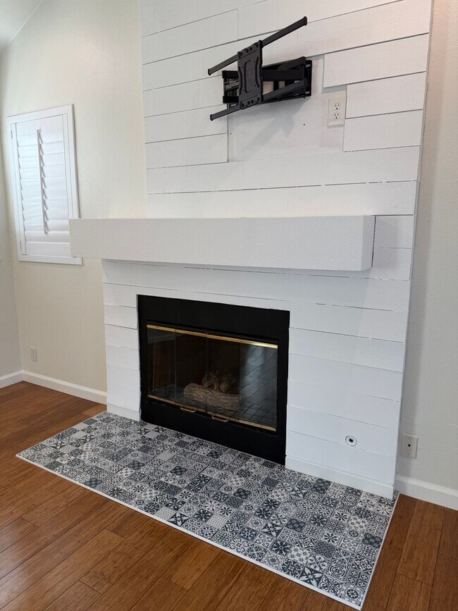 Building Photo - Very Private Carriage Unit Available Now!