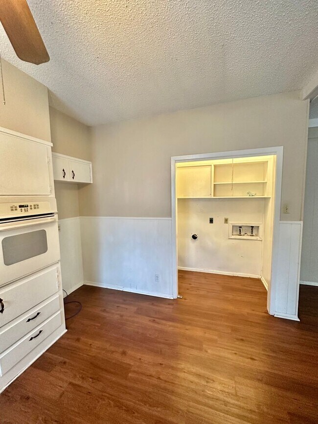 Building Photo - COMING JUNE 2026 - Spacious 3 Bedroom 2 Bathroom Home in College Hills Neighborhood!