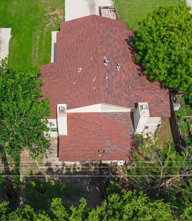 Building Photo - 1128 Royal Crest Dr
