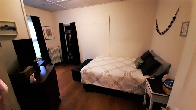 Building Photo - 215 Pleasant St