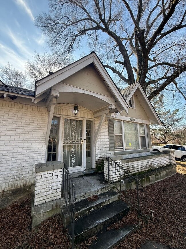 Building Photo - Newly Renovated Cozy & Convenient