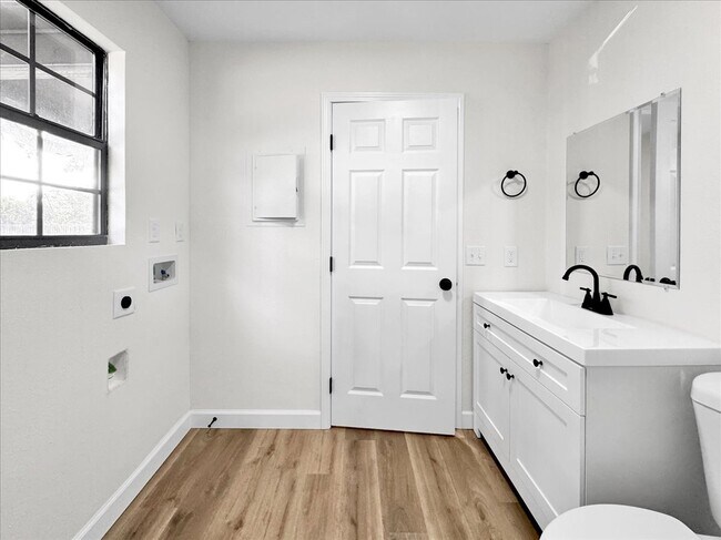 Building Photo - Flexible Lease Options! 2BR/2BA Townhome w...