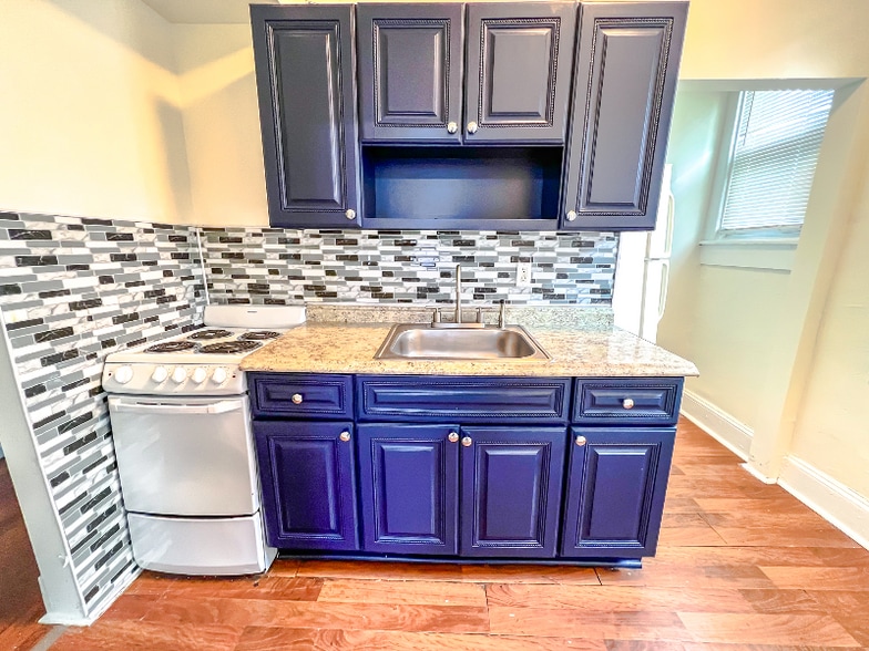 Primary Photo - 605 Whitelock St