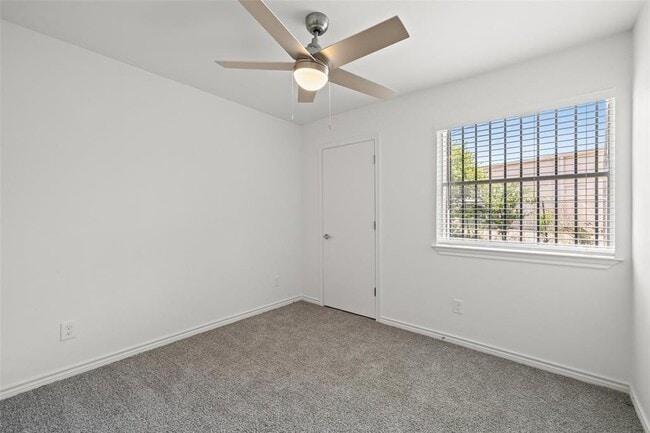 Building Photo - 9903 Roxanna Dr