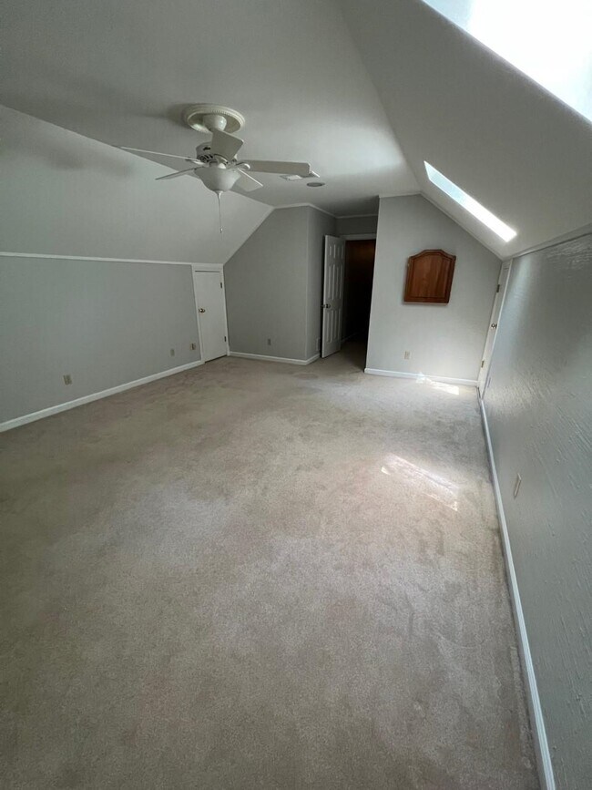 Building Photo - 984 Eastwood Terrace