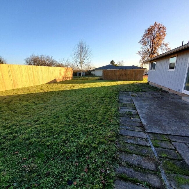 Building Photo - Cozy 2 Bed, 1 Bath duplex with large yard - Won't Last Long!